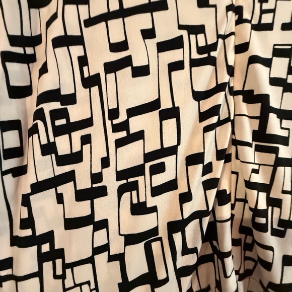 New York & Company Black and White Patterned Long Sleeve Dress - Picture 4 of 4
